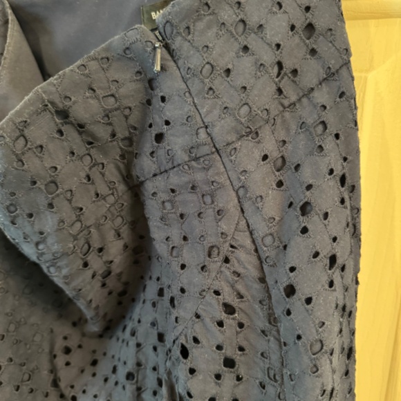 Banana Republic Navy Eyelet Skirt, size 6 - Picture 4 of 4